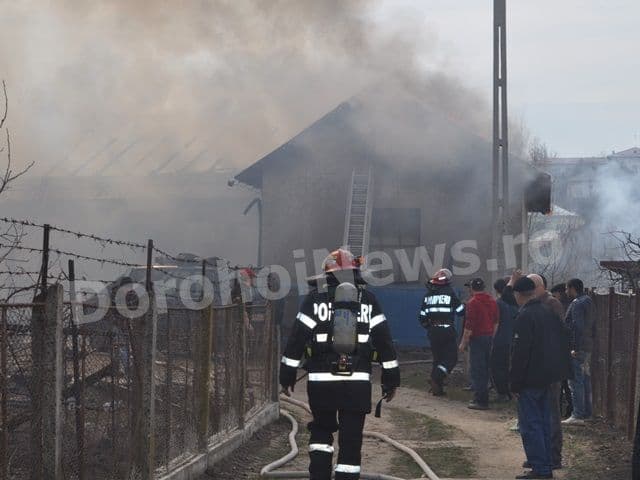 UPDATE: Incendiu violent izbucnit la un atelier de tâmplărie din Dorohoi - VIDEO/FOTO