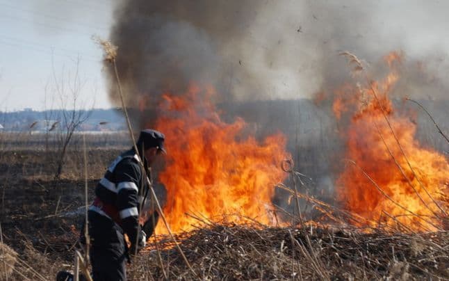 Focuri scăpate de sub control. 14 incendii în două zile 