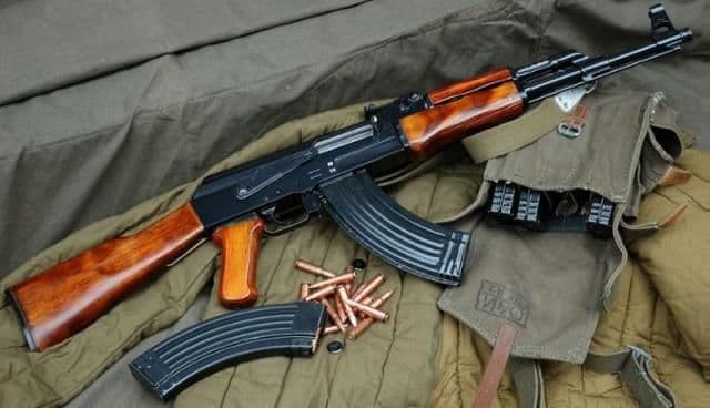 Alertă în Ucraina: 5.000 de mitraliere Kalașnikov au fost furate dintr-un depozit militar
