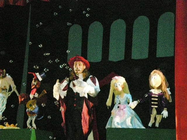 Spectacol cu titlu gratuit oferit de Teatrul „Vasilache” pentru copiii de la Liceul „Ion Pilat” Dorohoi