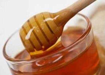 Cum se falsifică alimentele: În smântână se pune cretă, iar în miere se pune clei de oase!