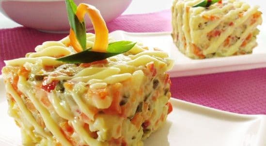 Salată de boeuf. Cine a inventat-o şi care e cea mai bună reţetă