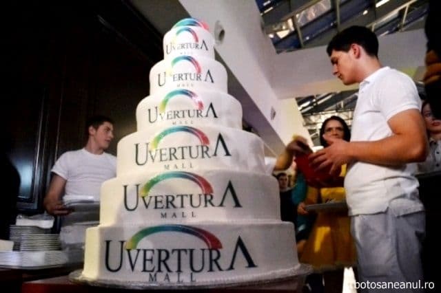 Concert al Filarmonicii, tort și șampanie la aniversarea primului an a centrului comercial Uvertura Mall Botoșani - FOTO