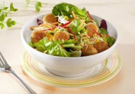 Salată cu chiftele picante