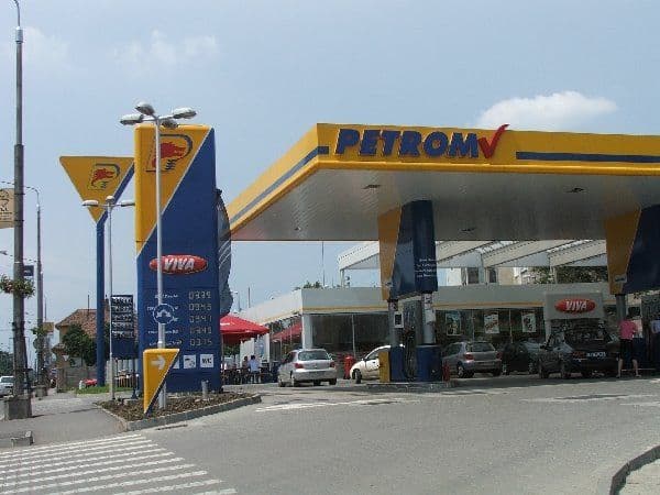 Petrom a ieftinit carburanţii, de la miezul nopţii