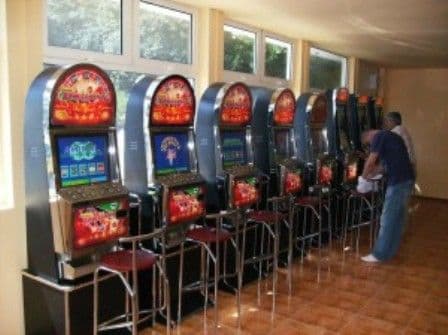 Proiect de lege: Jocurile slot-machine să funcţioneze doar în cazinouri şi agenţii ale Loteriei