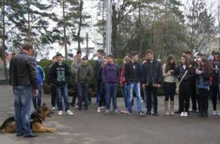 Elevii dorohoieni i-au vizitat pe polițiști în prima zi de „ŞCOALA ALTFEL”