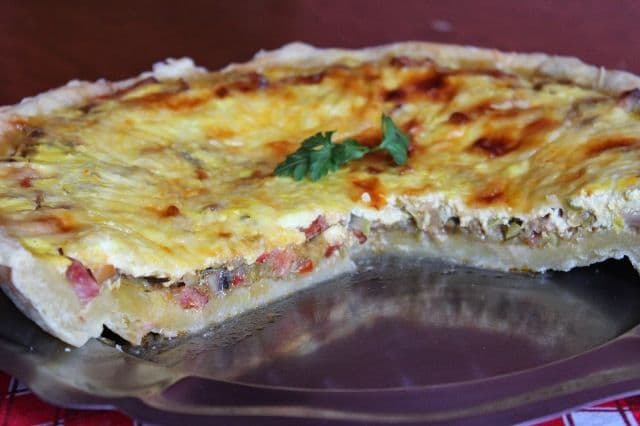 Tartă aperitiv cu kaiser și legume