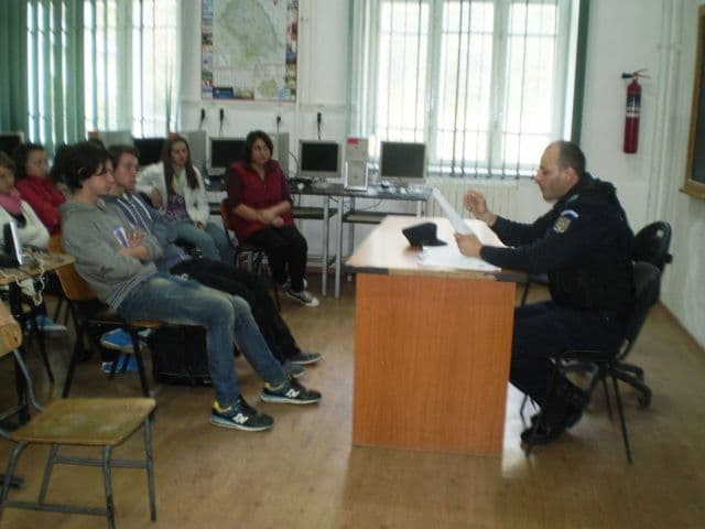 Vizita Jandarmeriei Dorohoi la Liceul Tehnologic „Al. Vlahuță” Șendriceni