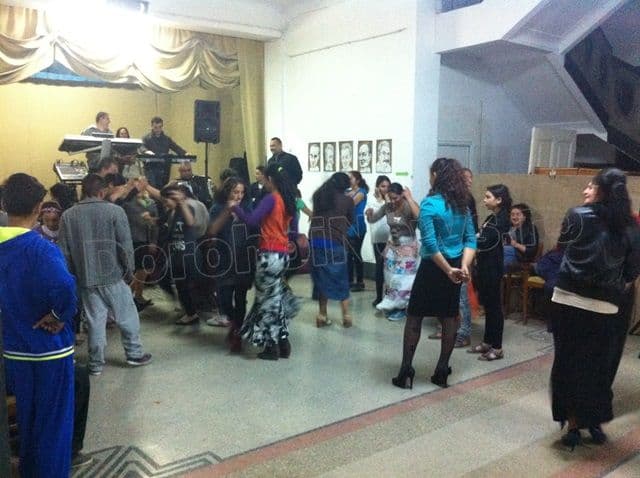 Petrecere și voie bună: Ziua Internațională a Romilor sărbătorită la Dorohoi - FOTO
