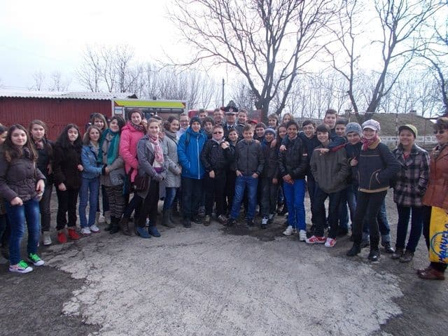 „Școala altfel” -  Elevi si profesori alături de pompierii din Dorohoi - FOTO