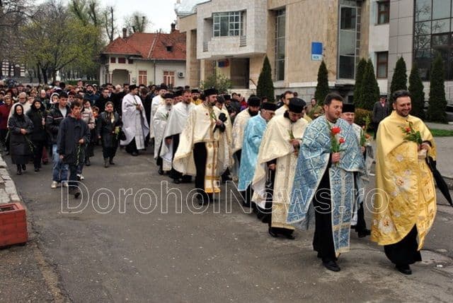 Zeci de credincioşi şi preoţi în pelerinaj de Florii la Dorohoi - FOTO
