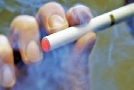 Riscul la care se expun fără să ştie fumătorii de ţigări electronice. Rezultatul îngrijorător al unui experiment