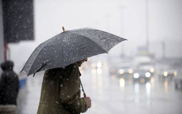 Ploi şi temperaturi scăzute în toată ţara, de marţi până joi