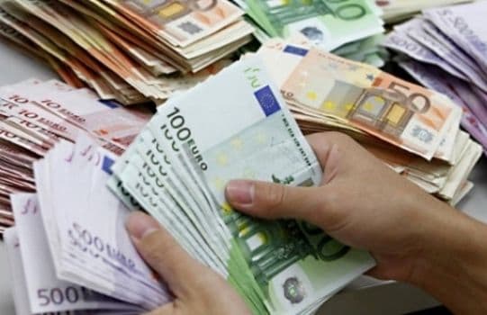 Situaţie incredibilă la un botez: o familie a primit în dar bani falşi