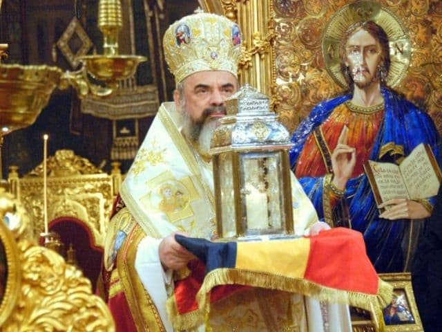 Lumina Sfântă de la Ierusalim va ajunge în Bucovina cu maşini, deoarece Aeroportul Suceava nu este funcţional