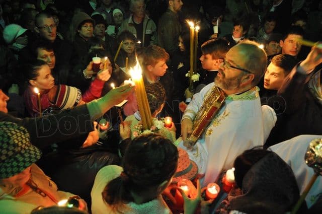 Lumina Sfântă a Învierii a adus fericirea pe chipul credincioșilor din Dorohoi – FOTO