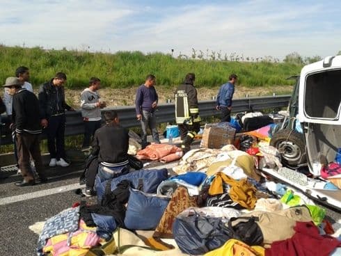 Un autobuz plin cu români, care veneau acasă de Paşte, s-a răsturnat în Italia