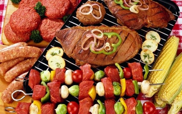 Obiceiuri culinare în jurul lumii. Ce mănâncă spaniolii, francezii și grecii de Paște. Ouă roșii și pâinici dulci, tradiții universale