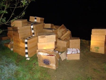 Trei cetăţeni moldoveni reţinuţi pentru contrabandă cu țigări - VIDEO