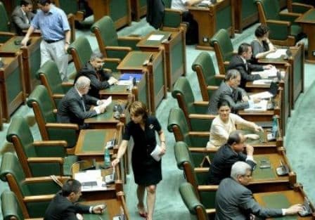 Vacanță record pentru senatori: O lună, până la 26 mai