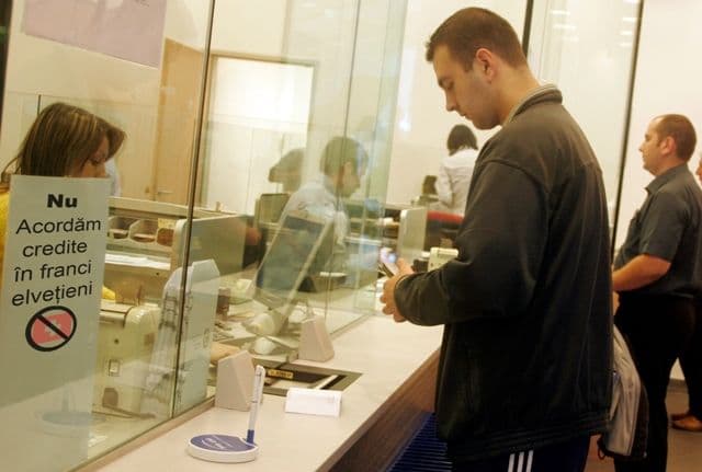 Veste bună pentru românii cu rate în euro la bancă