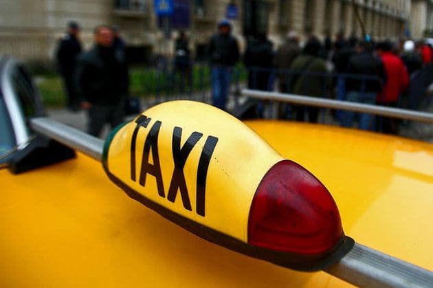 Taximetrist cercetat după ce a scos cu forţa un client din maşină şi l-a lovit