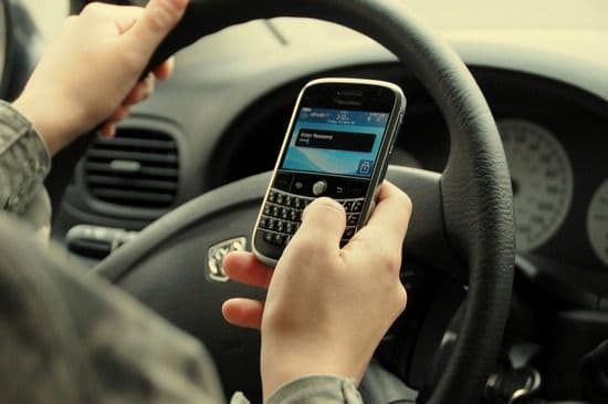 1000 de euro amendă şi închisoare pentru folosirea telefonului la volan