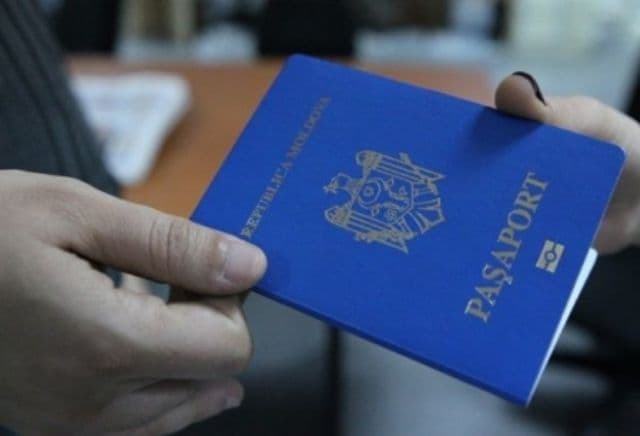 Cetăţenii moldoveni cu paşapoarte biometrice pot călători de astăzi în România fără viză
