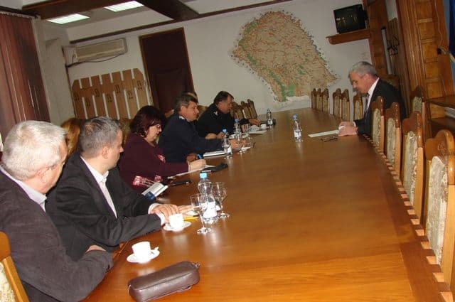 Şefii instituţiilor cu atribuţii legate de 1 Mai convocaţi de prefect