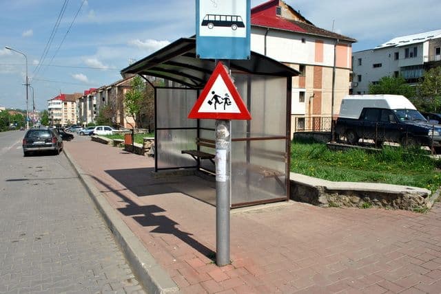 Primim la redacţie: Un semn de circulaţie din Dorohoi, amplasat prea jos provoacă nemulțumiri