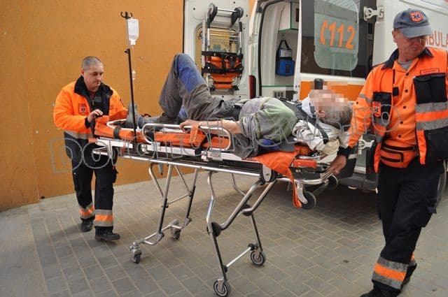 Accident grav de muncă la Dorohoi: Bărbat lovit la coloană după ce a căzut de pe o schelă
