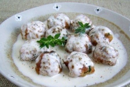Chiftele de pui în sos alb