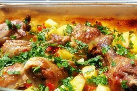 Pulpe de pui cu legume și bere