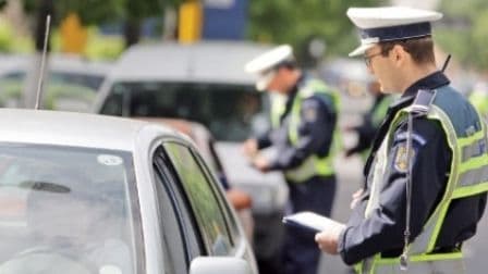 Depistat la volanul unui autoturism deși avea permisul de conducere suspendat