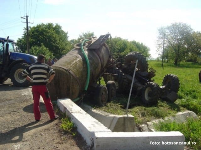 Bărbat din Cristinești mort în condiții groaznice după ce s-a răsturnat cu tractorul