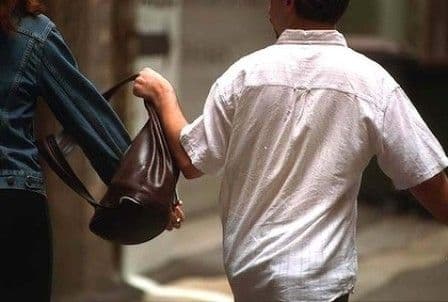 Doi minori au încercat să tâlhărească o femeie, în timp ce se deplasa pe B-dul Victoriei din Dorohoi