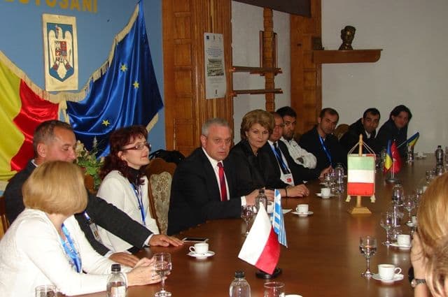Profesori din cinci ţări i-au comunicat prefectului primele impresii despre Botoşani - FOTO