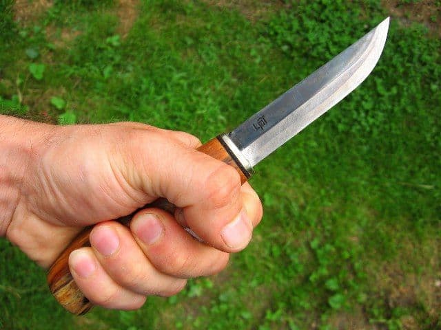 Caz incredibil! Un bărbat înjunghiat în abdomen, a condus maşina până la spital