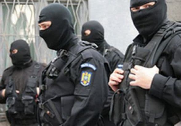 Percheziții la 49 de sucursale Omniasig. Zeci de directori, suspectaţi de falsificare de poliţe