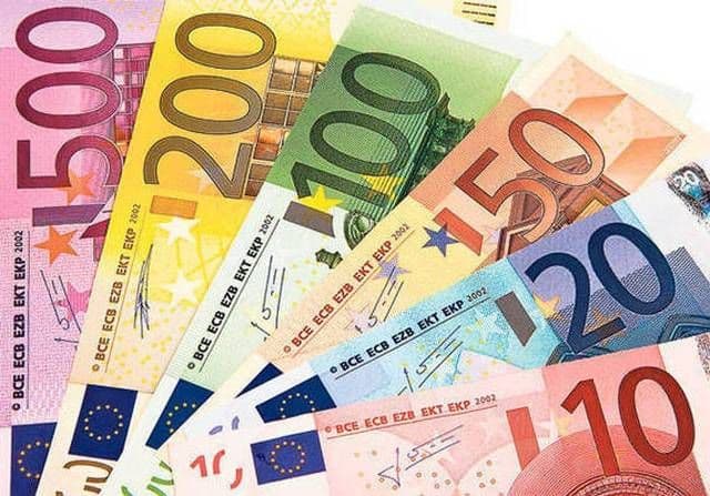 Românii ar putea primi minimum 500 de euro lunar