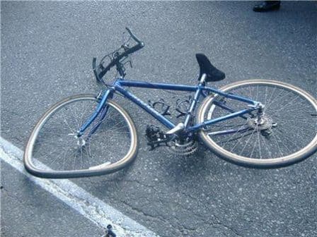 Biciclistă ajustă la spital după ce a fost acroșată de un autoturism