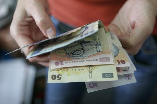 O nouă metodă de înșelăciune face victime. Falși polițiști te lasă fără banii din casă pe motiv că sunt contrafăcuți