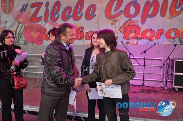 Olimpicii naționali din Dorohoi premiați pe scena de la Zilele Copilului 2014 – VIDEO/FOTO