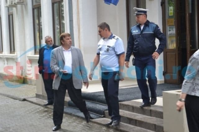 Cadru didactic din Dorohoi, scos de polițiști din sediul IȘJ Botoșani