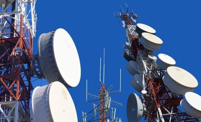 Atenţie, se ascultă telefoanele! Vodafone: Există cabluri secrete...