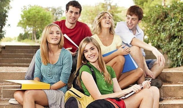 Elevii pot experimenta viaţa de student. Iată cum te poţi înscrie în program