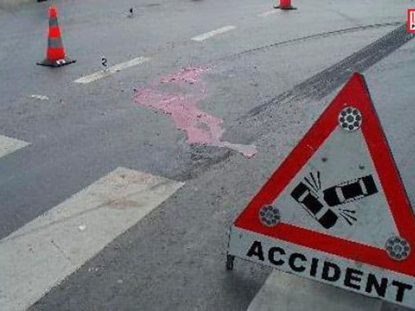 Accident grav la Suceava: Un mort şi un rănit, după maşina a intrat într-un panou publicitar