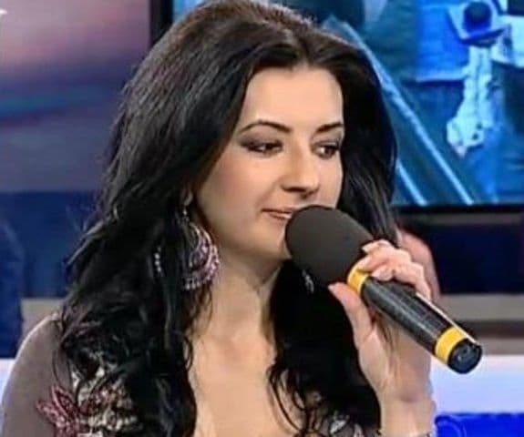 Vezi ce vedetă de la noi a fost înfiată, după ce a fost abandonată în maternitate!