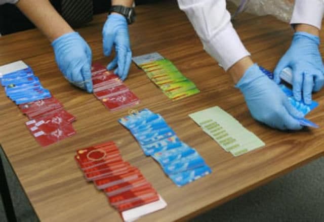 Opt români au fost condamnaţi în Belgia pentru falsificare de carduri